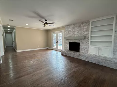 Living - 21 Devonshire Dr, Bedford, TX 76021 photo 2 of 6