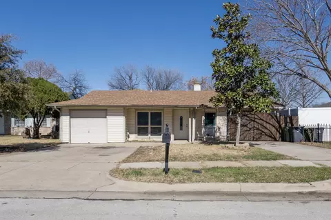 2111 Pennington Dr, Arlington, TX 76014
