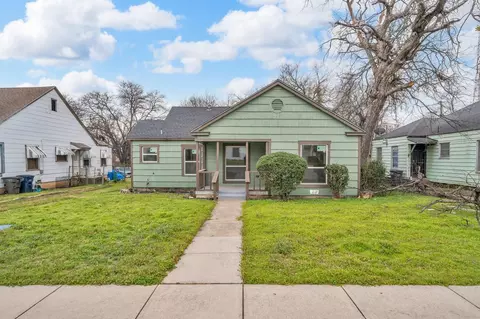 812 E Robert St, Fort Worth, TX 76104