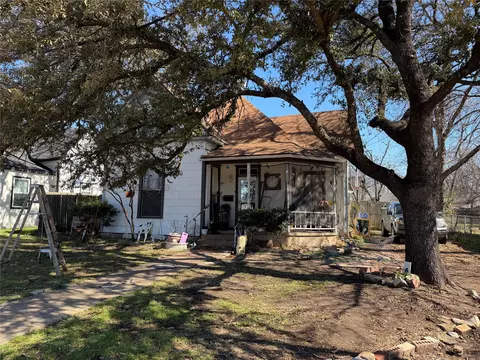 1210 N Robinson St, Cleburne, TX 76031