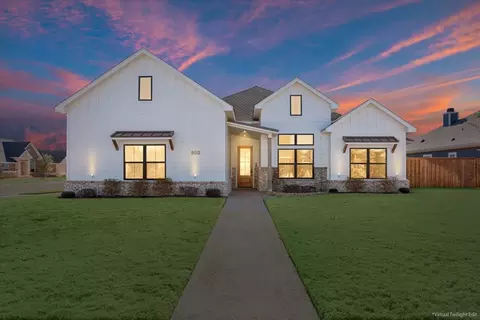 800 Forward Pass Dr, Hewitt, TX 76643