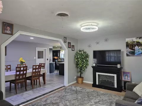 1737 W Parnell St, Denison, TX 75020