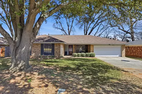 5001 Trails Edge Dr, Arlington, TX 76017