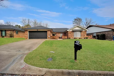 404 Mountainview Dr, Hurst, TX 76054
