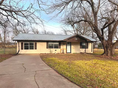 1000 S Andrea Dr, Mabank, TX 75147