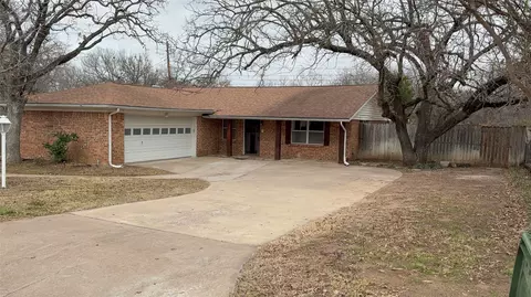600 Travis Dr, Mineral Wells, TX 76067