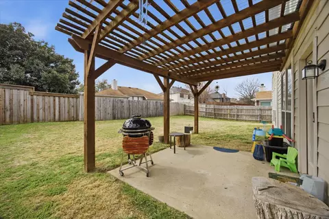 322 Sweet Leaf Ln, Lake Dallas, TX 75065