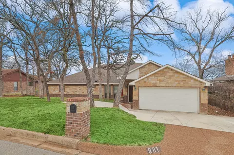 901 Highwoods Trl, Fort Worth, TX 76112