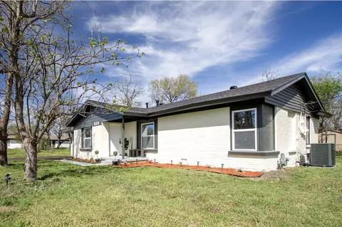 809 Stuckert Dr, Burleson, TX 76028