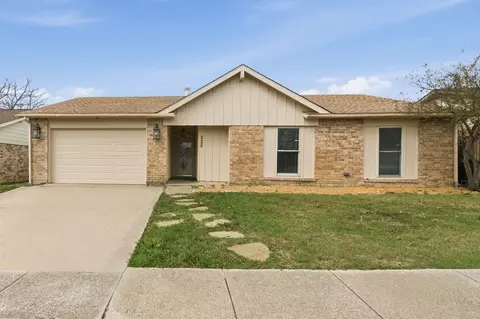 825 W Embercrest Dr, Arlington, TX 76017