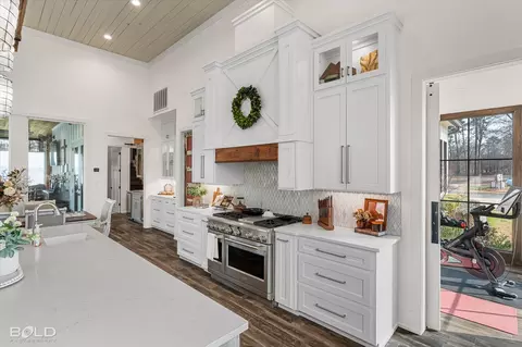 Kitchen - 5296 Linton Cutoff Rd, Benton, LA 71006 photo 4 of 5