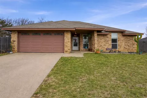 704 Daniels Dr, Crowley, TX 76036