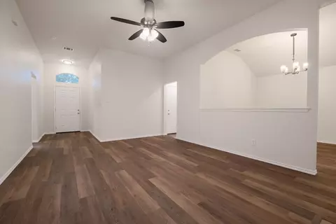 Living - 135 Jackson Dr, Terrell, TX 75160 photo 2 of 4