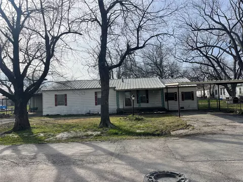 406 S Austin St, Wolfe City, TX 75496