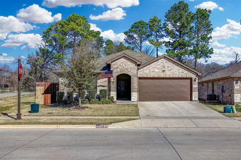 512 Amory St, Azle, TX 76020