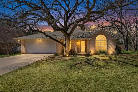 945 Lake Ridge Dr, Azle, TX 76020