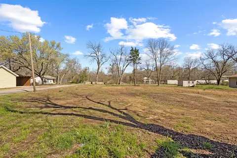 705 E Cherry St, Paris, TX 75460