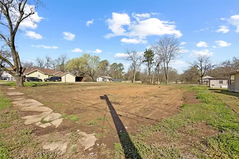 715 E Cherry St, Paris, TX 75460
