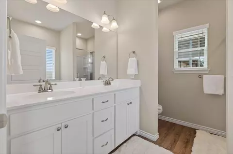 Bath - 800 E Northside Dr, Pilot Point, TX 76258 photo 1 of 3