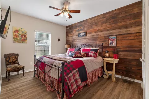 Bedroom - 800 E Northside Dr, Pilot Point, TX 76258 photo 4 of 4