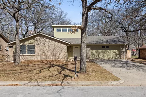 1113 Wood Ridge Dr, Azle, TX 76020