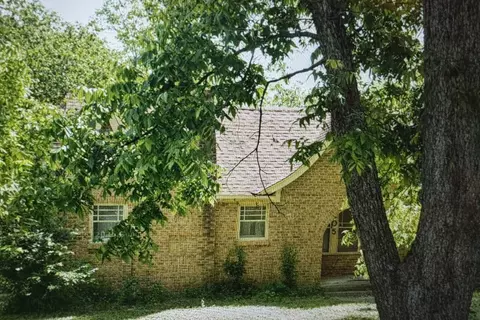 205 Bellevue Dr, Cleburne, TX 76033