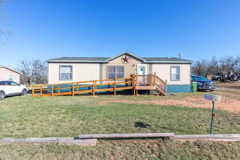 102 Flamingo Dr, Tye, TX 79563