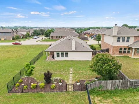 8400 Sioux Trl, Aubrey, TX 76227