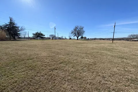 807 Bois D Arc St, Whitewright, TX 75491