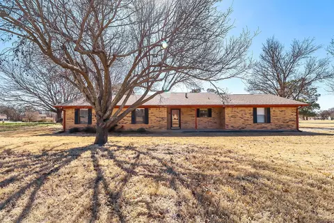 104 Navajo Trl, Gainesville, TX 76240