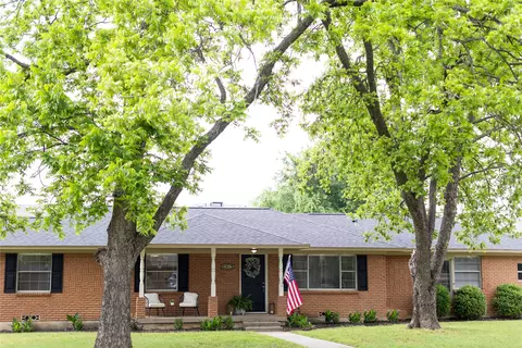 2814 Silvermeadow Ln, Corinth, TX 76210