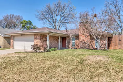 1621 Lexington Pl, Bedford, TX 76022