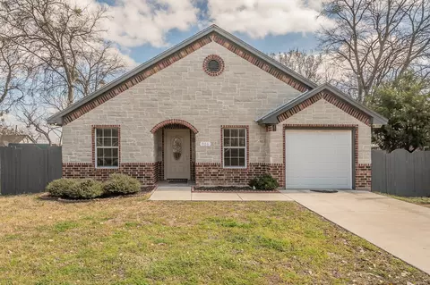 906 N Wilhite St, Cleburne, TX 76031
