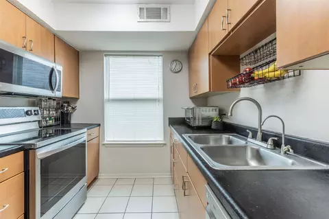 Kitchen - 1500 Lake Shore Dr #404, Waco, TX 76708 photo 1 of 2
