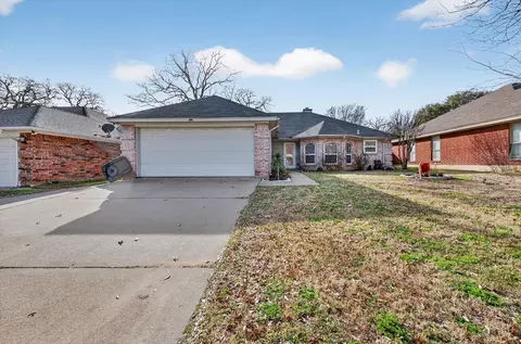 6204 Meadowmere Ln, Arlington, TX 76001