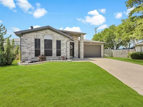10117 High Bluff Dr, Fort Worth, TX 76108