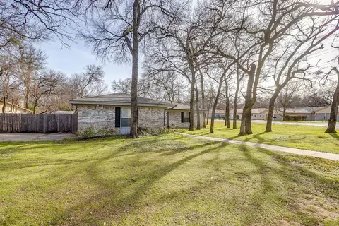612 Melbourne Ct, Hurst, TX 76053