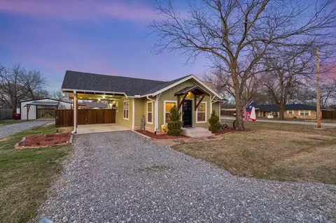 110 E Houston St, Leonard, TX 75452