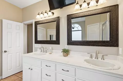 Bath - 492 Thomas J Egan Rd, Denton, TX 76207 photo 2 of 4