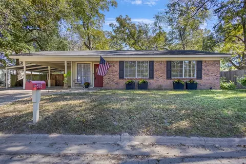 815 N Bledsoe St, Gilmer, TX 75644