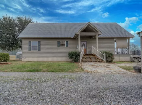 Exterior - 230 Sunset Dr, Coushatta, LA 71019 photo 1 of 5