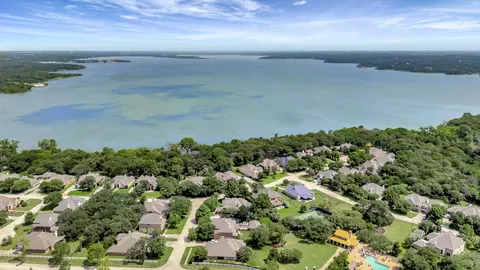 700 N Paradise Cv, Shady Shores, TX 76208