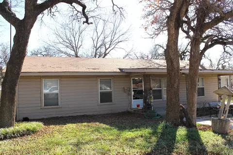 403 Mockingbird Ln, Chico, TX 76431