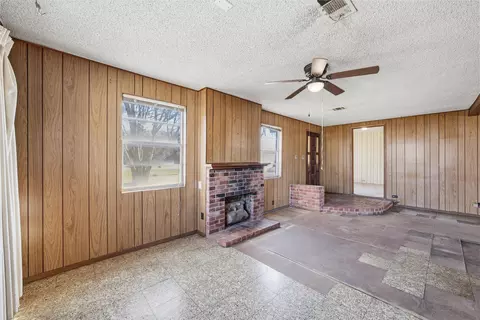 Living - 901 S Old Robinson Rd, Robinson, TX 76706 photo 2 of 6