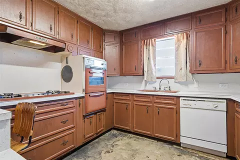 Kitchen - 901 S Old Robinson Rd, Robinson, TX 76706 photo 1 of 3
