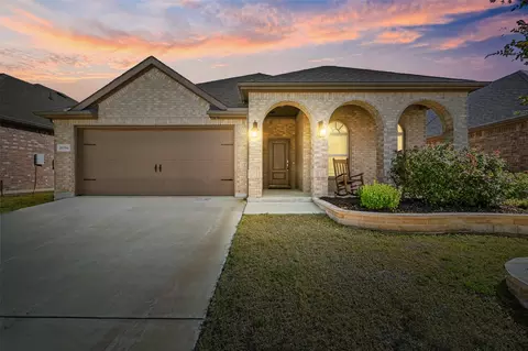 10704 Klondike Ln, Aubrey, TX 76227
