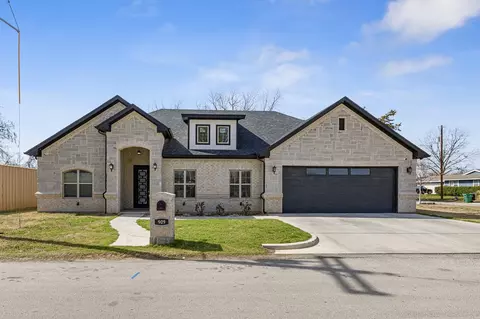 909 1st St, Bridgeport, TX 76426