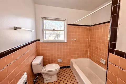 Bath - 809 Crescent St, Denton, TX 76201 photo 2 of 2