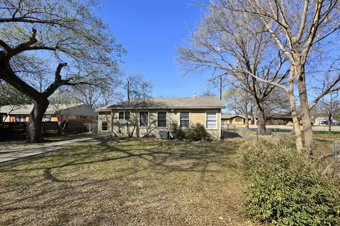 Exterior - 809 Crescent St, Denton, TX 76201 photo 3 of 6