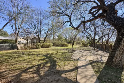 Exterior - 809 Crescent St, Denton, TX 76201 photo 6 of 6